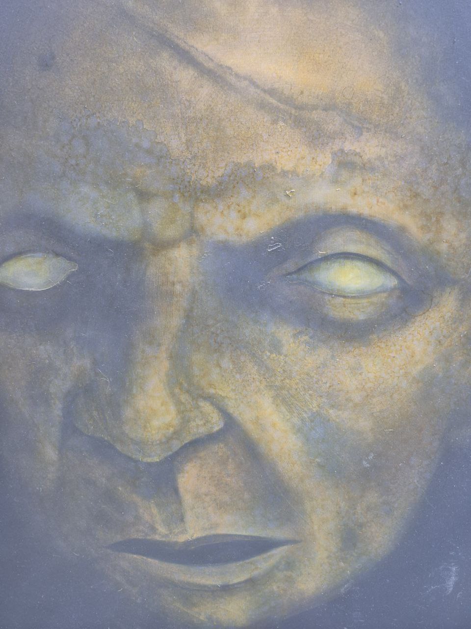 نقاشی یا تصویر هنری از چهره‌ای انتزاعی با رنگ‌های تیره و زرد مایل به خاکستری، که حالت مرموز و احساسی دارد.